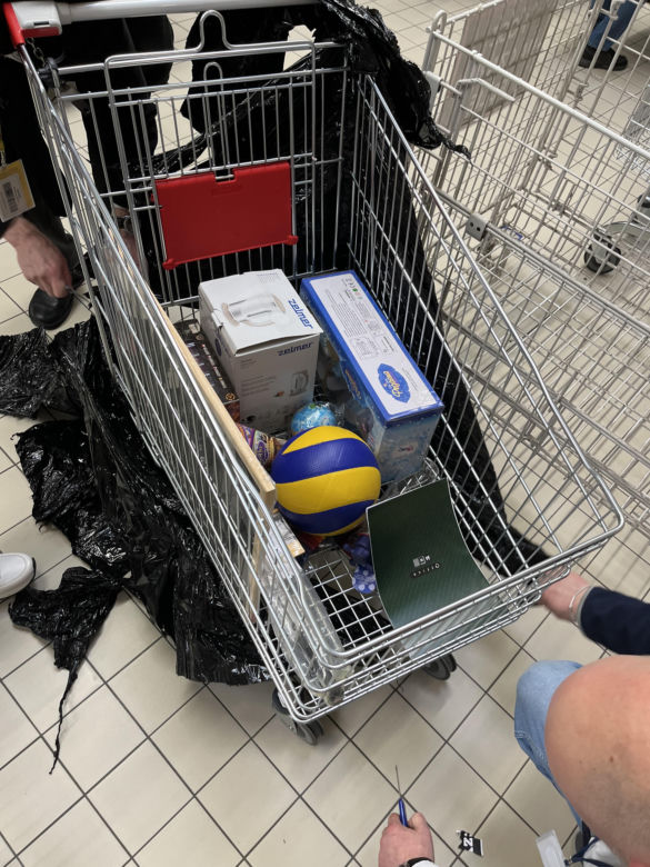 Tajemnicze wózki Auchan, to kupili klienci w Warszawie 