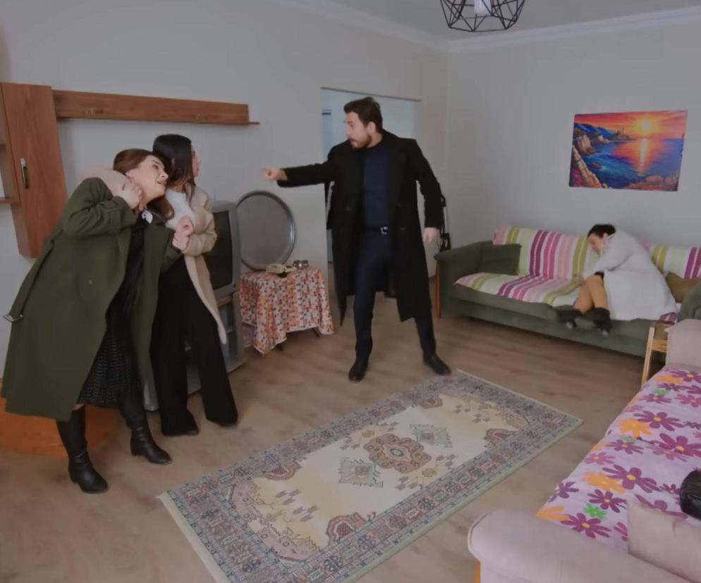 Kuzey w czarnym płaszczu i spodniach, wskazujący palcem na przerażoną Silę, którą Bahar trzyma za szyję. Cavidan leży na kanapie w białym szlafroku, a dramatyczne sceny z ostatniego odcinka Miłość i nadzieja można śledzić na Super Seriale.