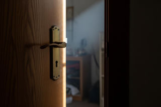 Policjant uratował zwierzęta w Łochowie. Co naprawdę kryło się za zamkniętymi drzwiami?