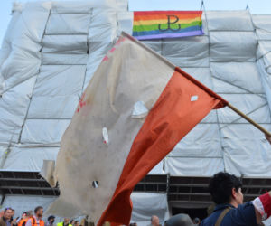  Dewastują tęczową flagę na obchodach Powstania Warszawskiego