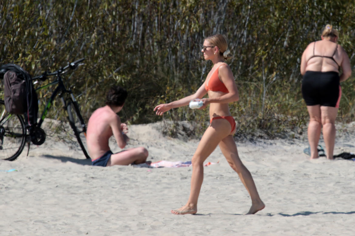 Kasia Tusk w bikini na plaży z rodziną