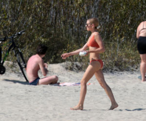 Kasia Tusk w bikini na plaży z rodziną