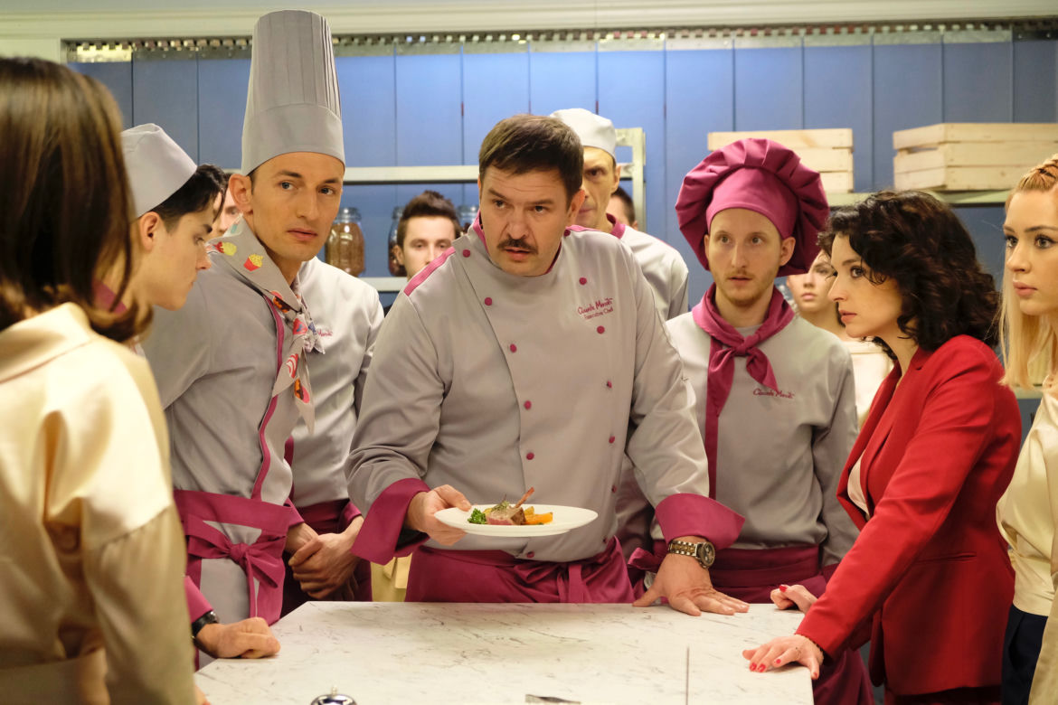 Kuchnia odc. 1. Wiktor Bojarski (Tomasz Karolak), Maks (Patryk Cebulski), Wiktoria Gonczar (Maria Dębska)