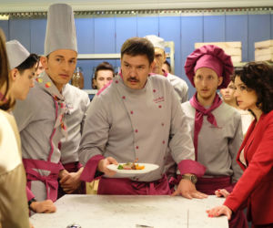 Kuchnia odc. 1. Wiktor Bojarski (Tomasz Karolak), Maks (Patryk Cebulski), Wiktoria Gonczar (Maria Dębska)
