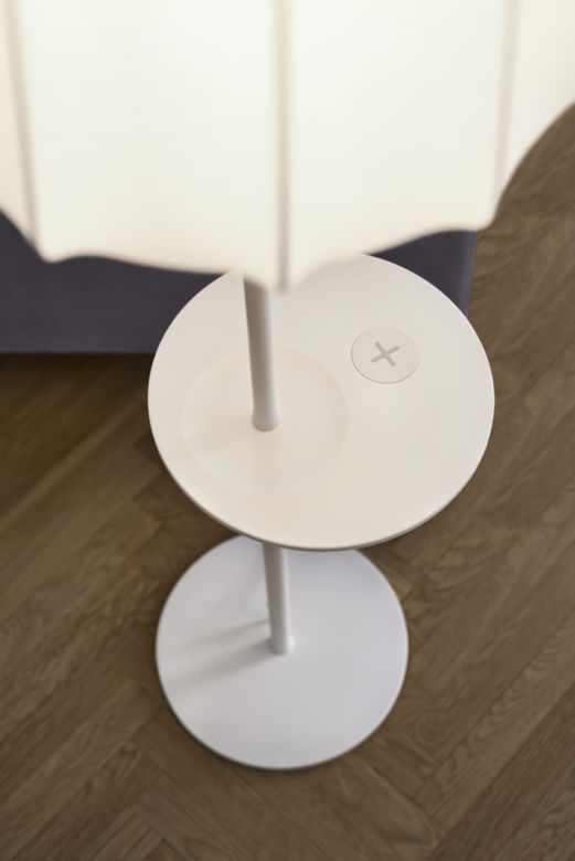 Lampa podłogowa z ładowarką