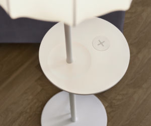 Lampa podłogowa z ładowarką
