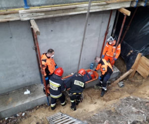 Wypadek na budowie! Fachowiec spadł do rowu! Wszystkie służby postawione NA BACZNOŚĆ!