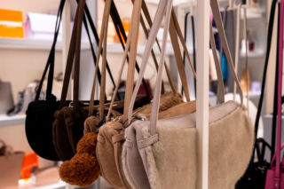 Ewolucja elegancji: jesienne torebki z ponadczasowym detalem