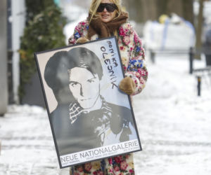 Monika Olejnik jak babooshka pod studiem TVN! Kwiaty, chusta i… plakat Warhola za fortunę