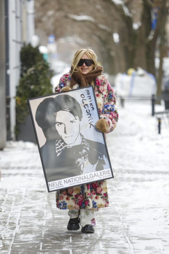 Monika Olejnik jak "babooshka" pod studiem TVN! Kwiaty, chusta i… plakat Warhola za fortunę