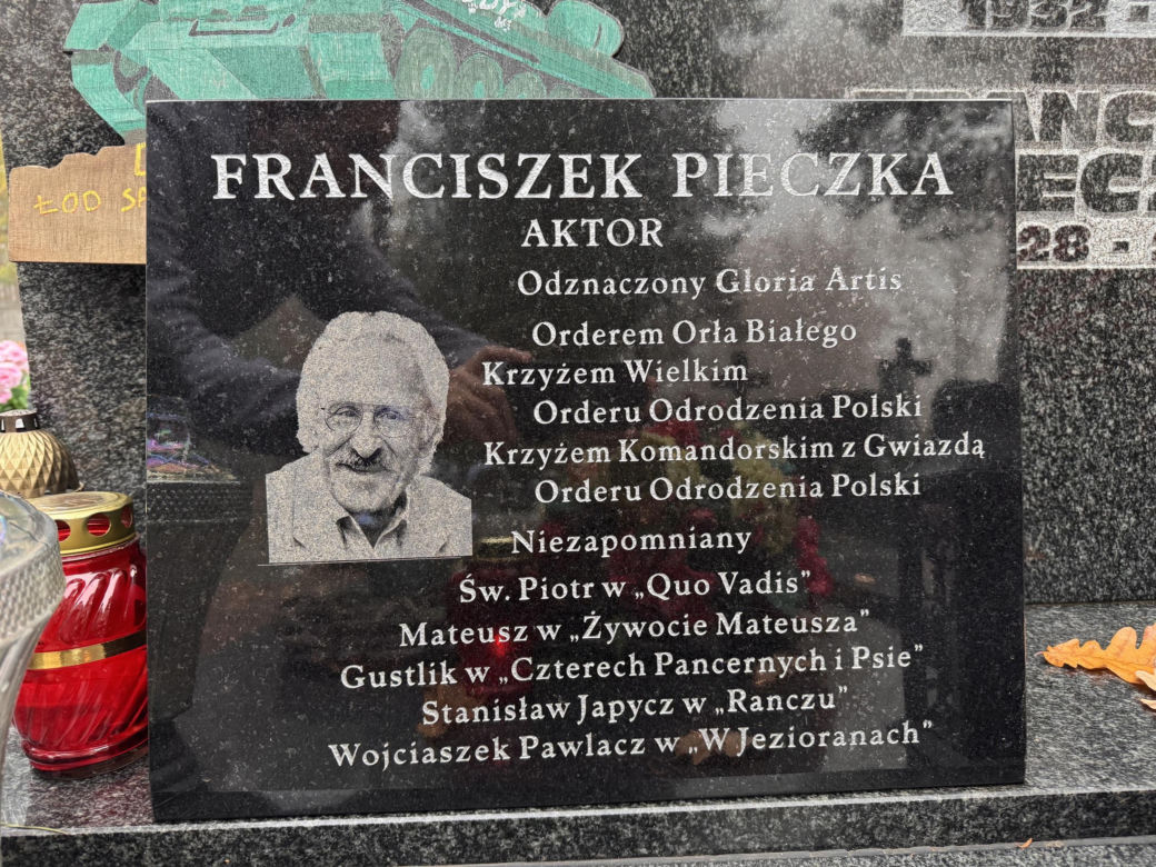 Fani „Rancza” od razu go rozpoznają. Niezwykły detal na grobie Franciszka Pieczki