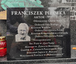 Fani „Rancza” od razu go rozpoznają. Niezwykły detal na grobie Franciszka Pieczki