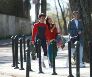 Maciej Musiał nad morzem z deską