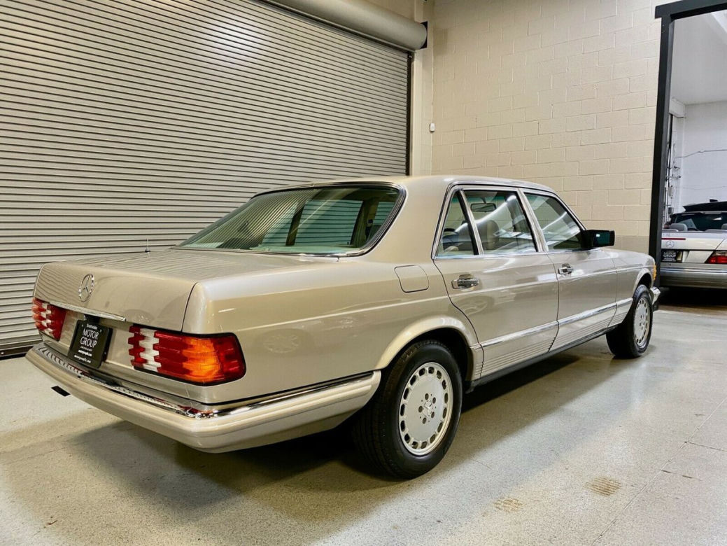 Mercedes W126 z przebiegiem 4696 km