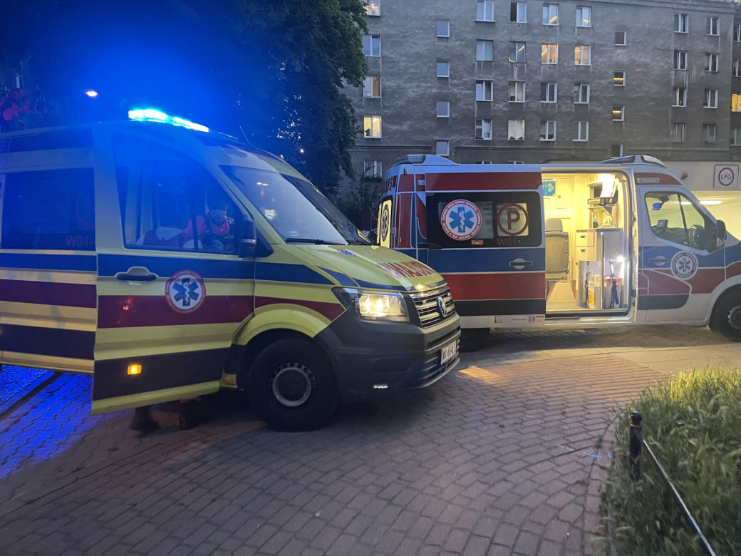 Masakra na Ochocie. Kobieta dźgnięta w twarz. Kłótnia sąsiedzka zakończona krwawymi porachunkami