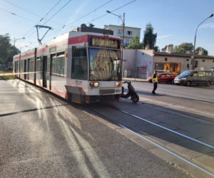 Wjechał skuterem pod tramwaj