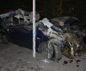 Renault zmiażdżone jak puszka. 29-latek zginął po czołowym zderzeniu z kombajnem