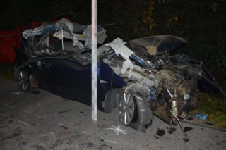 Renault zmiażdżone jak puszka. 29-latek zginął po czołowym zderzeniu z kombajnem