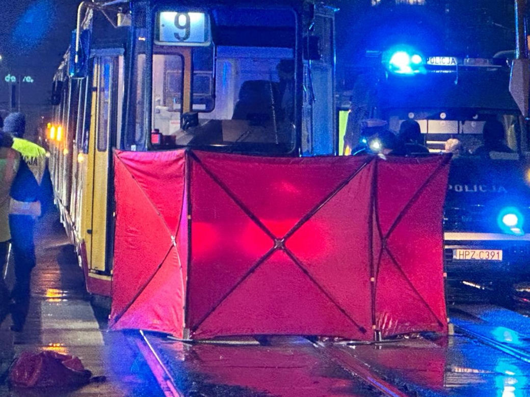 Staruszka wpadła pod tramwaj na przejściu dla pieszych! Tragedia w centrum