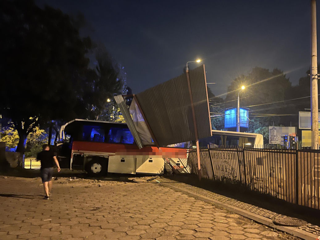 Autokar wjechał w targowisko.