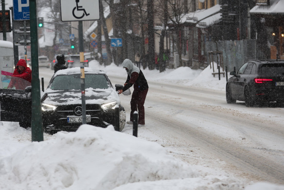 Zakopane pod śniegiem. Miasto ma problem z opadami