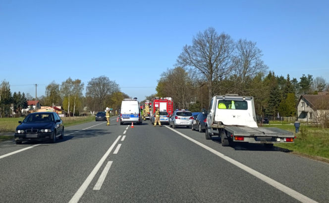 Osobówka zepchnęła busa do rowu