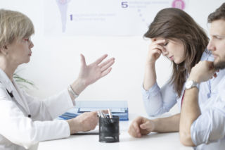 Ciąża urojona a test ciążowy. O przyczynach i leczeniu ciąży urojonej opowiada psycholog [WYWIAD]