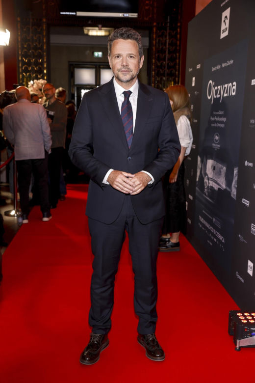 Ministra kultury zachwyciła elegancją na premierze filmu "Ojczyzna"