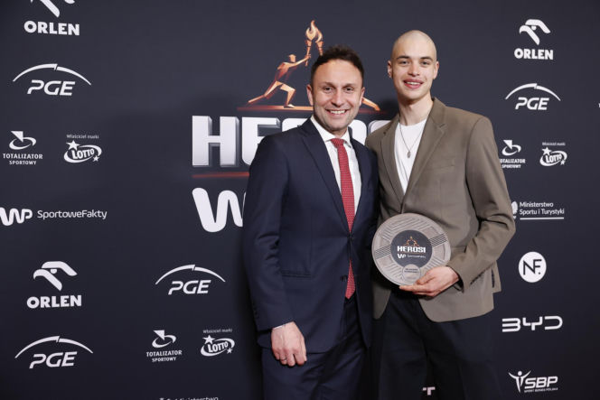 Władimir Semirunnij wsparł zrzutkę u Łatwoganga. Olimpijczyk zgolił włosy i przekazał medal na aukcję