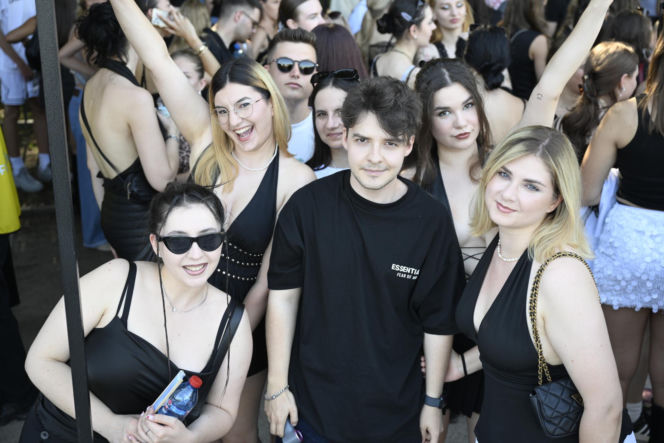 Fani w upale czekają na koncert The Weeknd. Tłumy w Warszawie