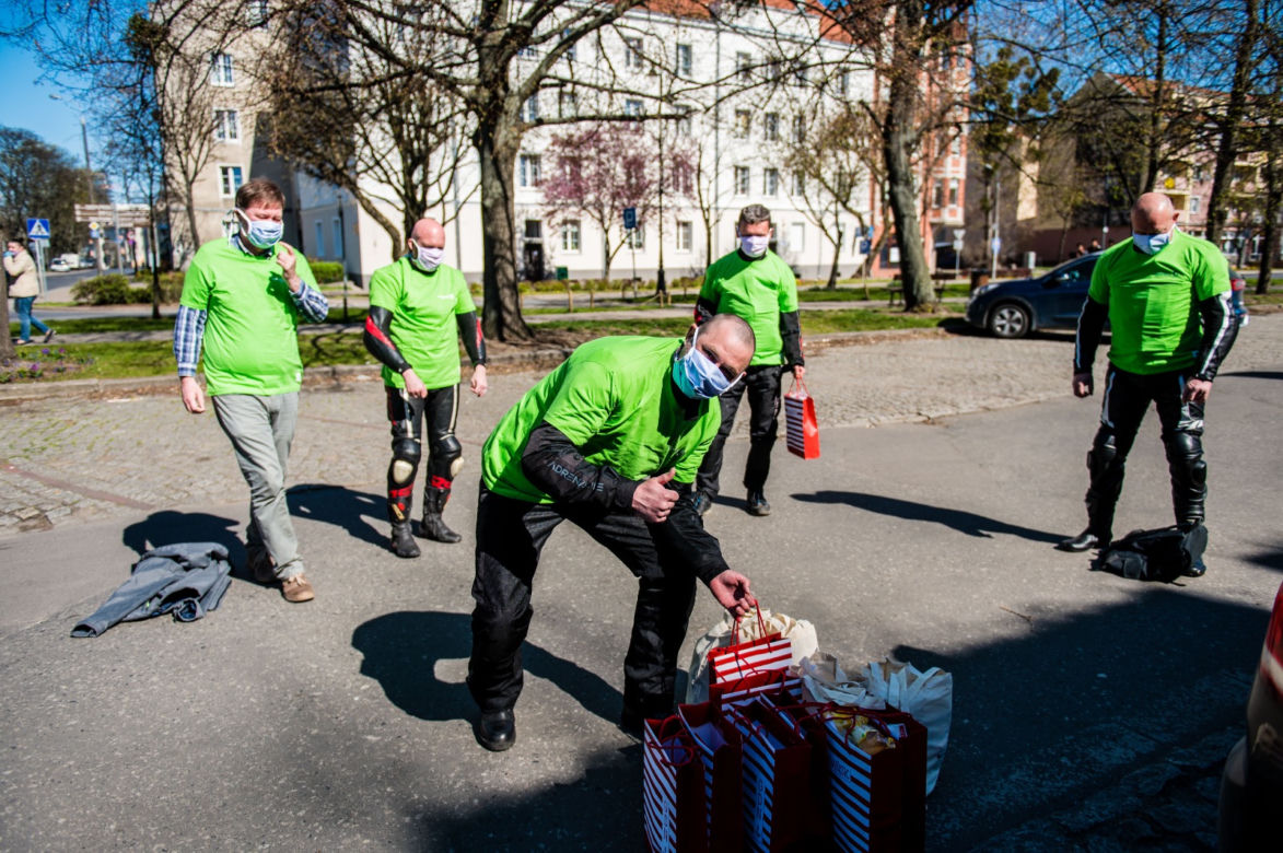 Koronawirus w Trójmieście. Jeżdżą na motorach i pomagają seniorom