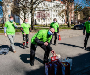 Koronawirus w Trójmieście. Jeżdżą na motorach i pomagają seniorom