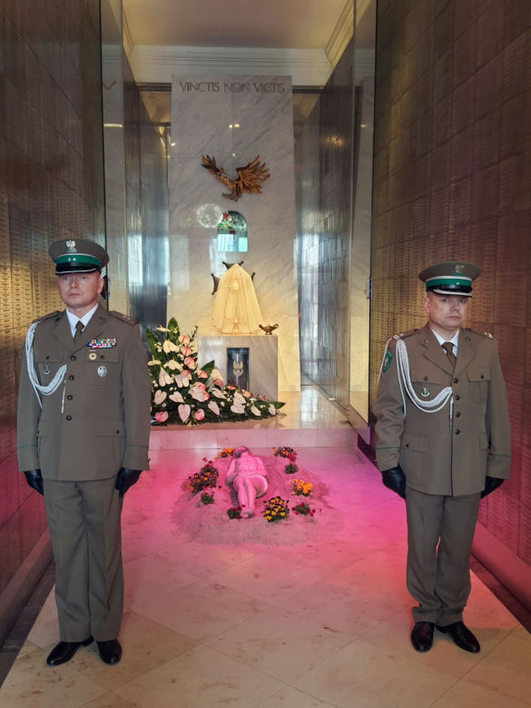 Nietypowe Groby Pańskie. Instalacje zaskakują i skłaniają do przemyśleń. Są w nich ukryte symbole 
