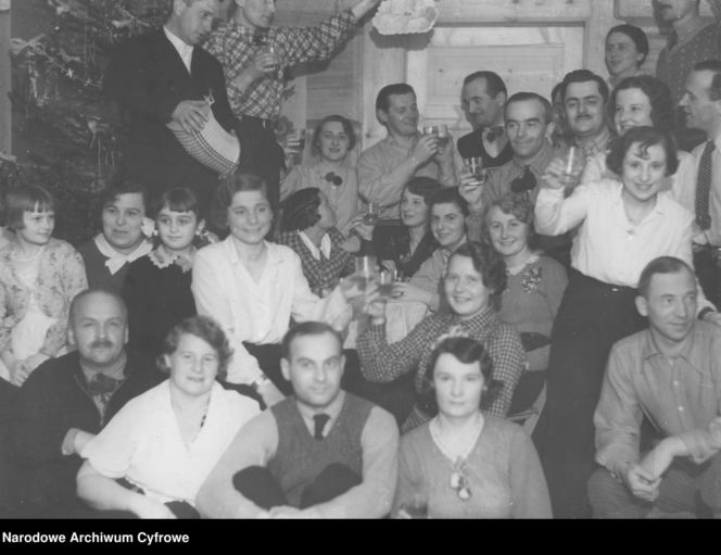 Sylwestrowe bale w II RP. Elegancja, szampan i mazur o północy