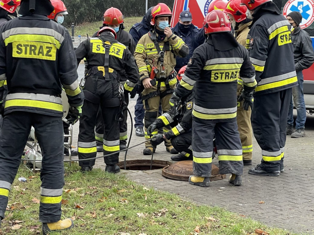 Dramat w Śródmieściu. Mężczyzna wpadł do kanału