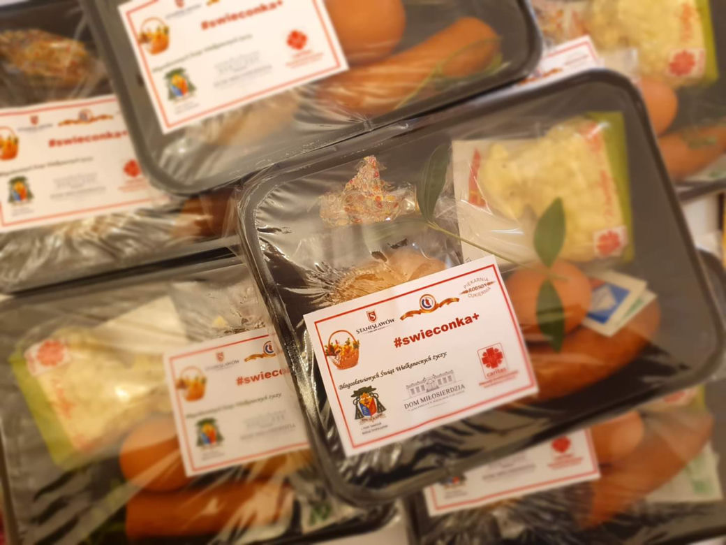 Wielkanoc. Caritas szykuje święconkę na wynos. Zobacz, co włożyli do środka