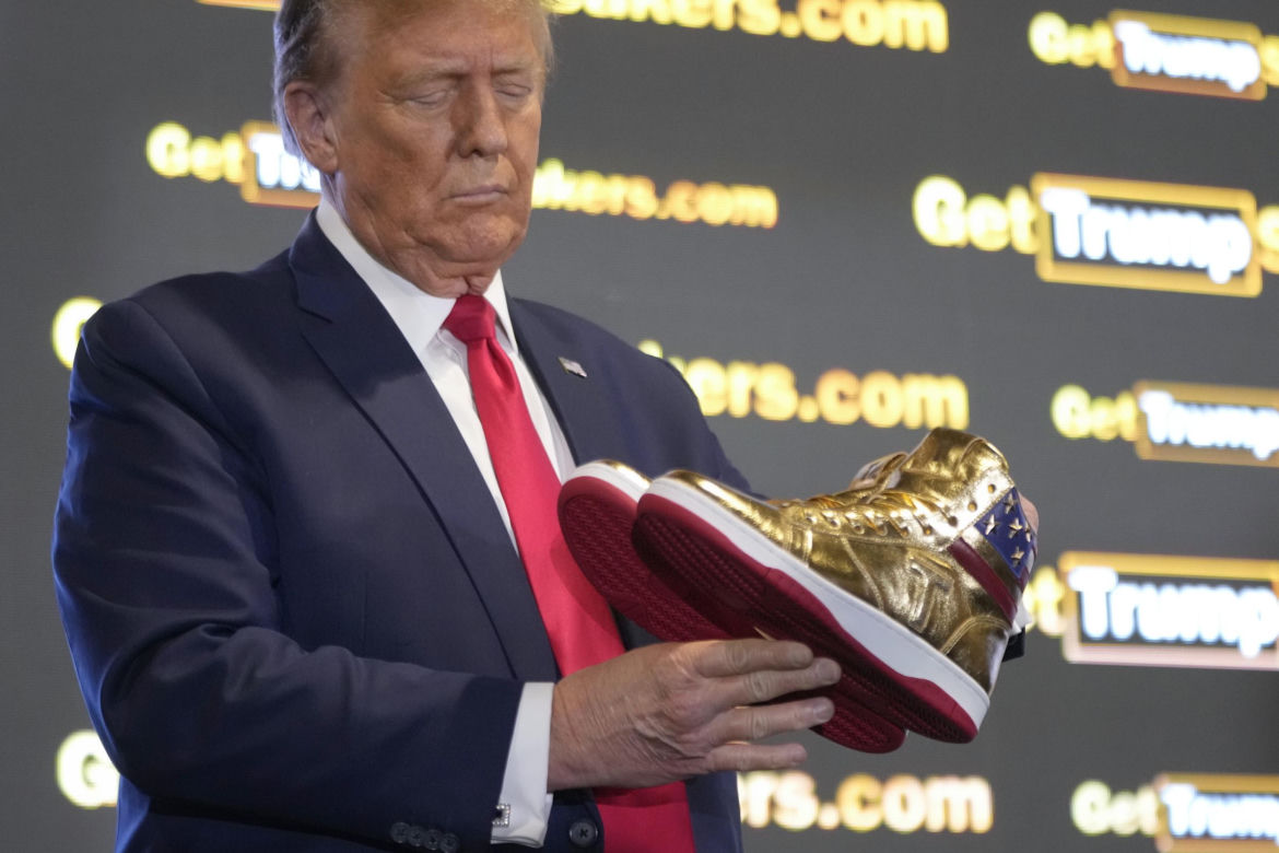 Donald Trump sprzedaje złote buty! "Chciałem tego od dawna"