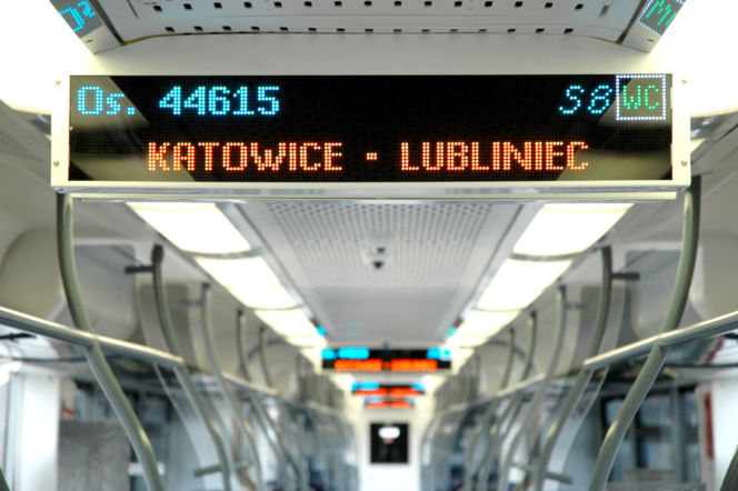 Wyświetlacz w pociągu z napisem Katowice – Lubliniec. O planowanej przebudowie dworca w Lublińcu przeczytasz na Muratorplus.