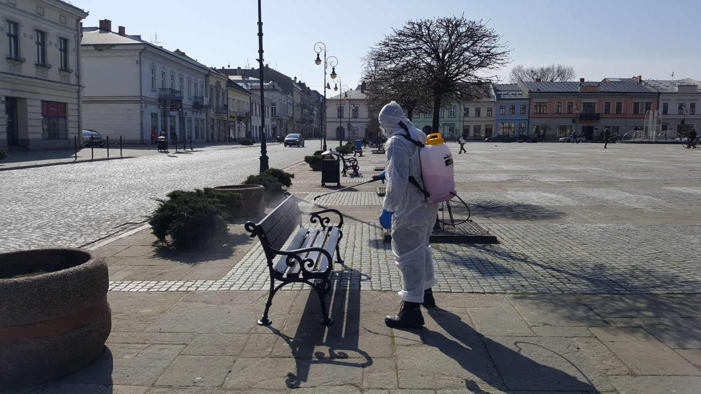 Białe kombinezony i Virkon. Tak w Nowym Sączu walczą z epidemią koronawirusa! 