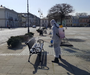Białe kombinezony i Virkon. Tak w Nowym Sączu walczą z epidemią koronawirusa! 