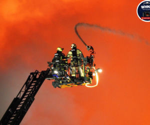 Gigantyczny pożar hal produkcyjnych w Bramkach. W akcji setki strażaków