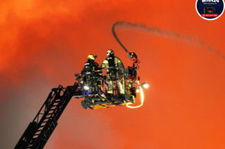 Gigantyczny pożar hal produkcyjnych w Bramkach. W akcji setki strażaków