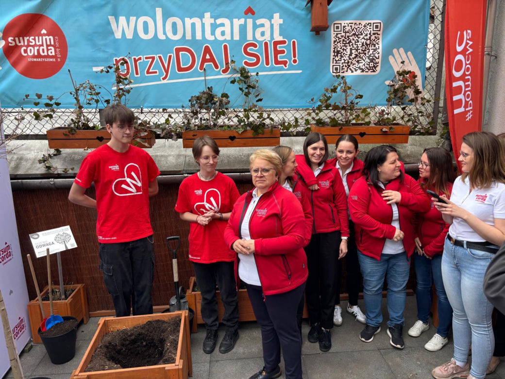 Sursum Corda sadzi drzewa na 25 urodziny 