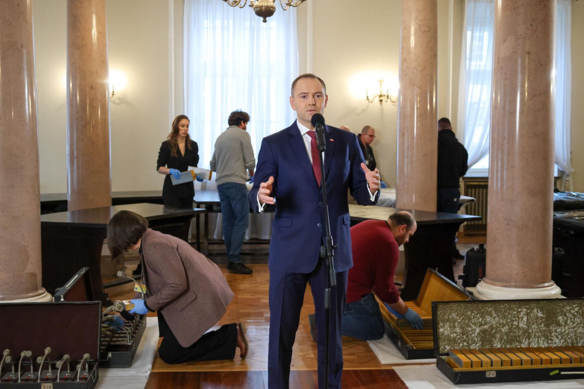 Demontaż okrągłego stołu w Pałacu Prezydenckim