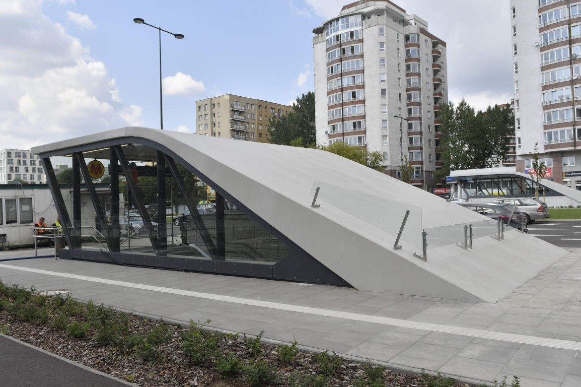 Awantura o barierki na zadaszeniach wejść do metra na Bródnie. Warszawiacy: „To nie ma sensu!