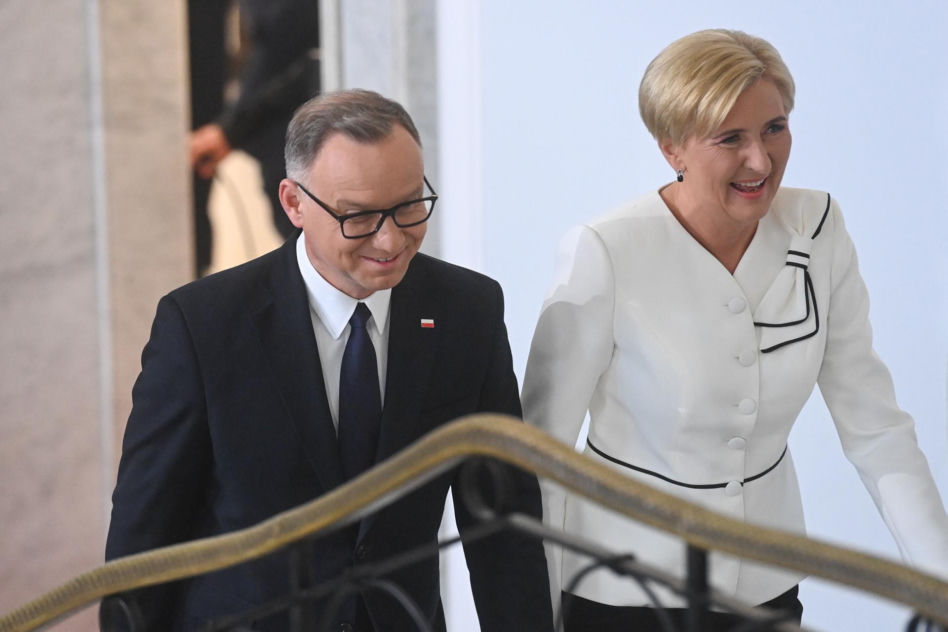 Agata Duda z kokardą na ramieniu w Sejmie