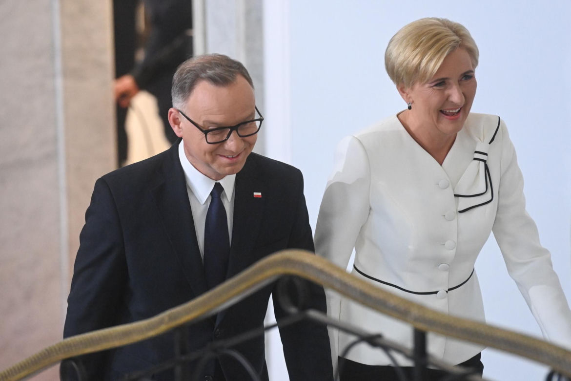 Agata Duda z kokardą na ramieniu w Sejmie