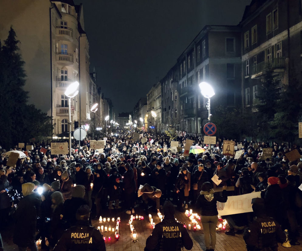 Na ulicach Katowic pojawiły się tłumy. Protestujący szli pod hasłem: Ani jednej więcej [ZDJĘCIA]