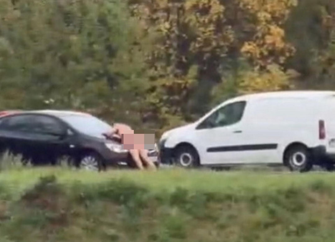 Nagi mężczyzna z maczetą biegał po ulicy! Policjanci użyli paralizatora