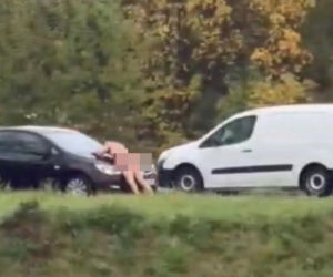 Nagi mężczyzna z maczetą biegał po ulicy! Policjanci użyli paralizatora